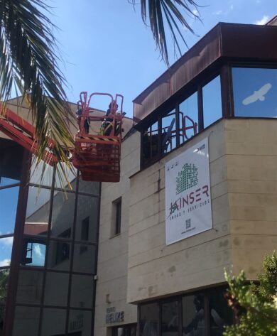 Aplacado de fachada en la UMH de Elche